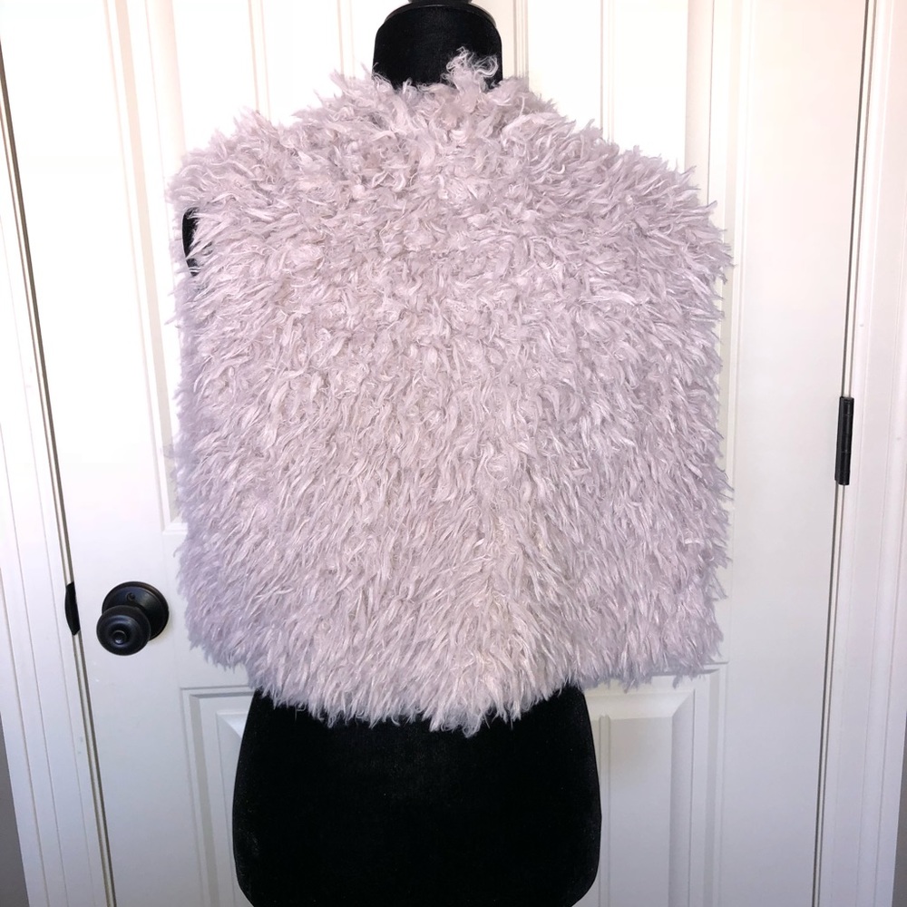 🟣4/$25 2b Bebe Faux Fur Boho Vest - Picture 3 of 5